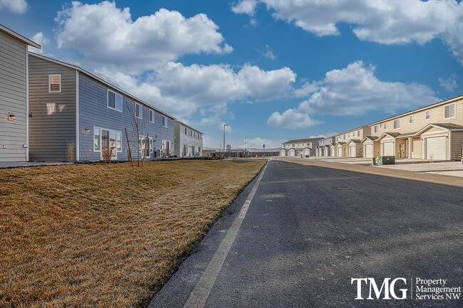 Building Photo - $500 your 1st months rent with a 12 month ...