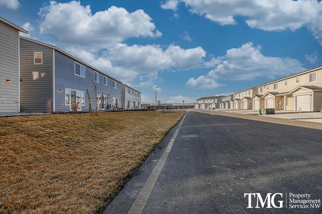 Building Photo - Modern townhome available May 1st!