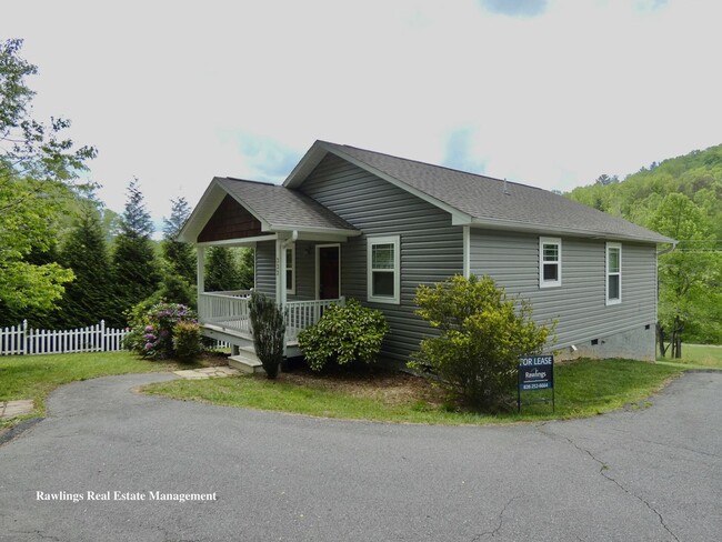 Primary Photo - Modern Cottage in Fairview