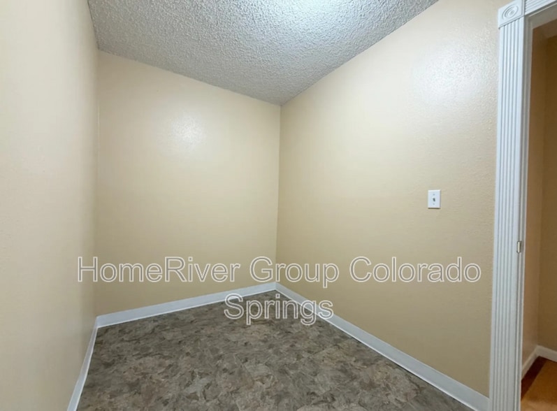 Building Photo - 6590 Delmonico Dr