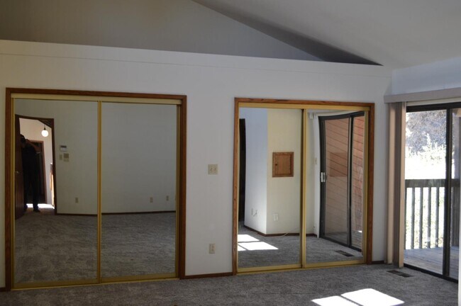 Building Photo - 1005 Drake Ct