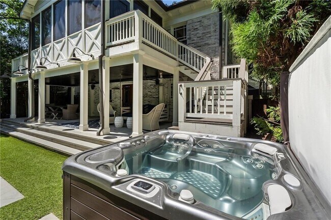 Building Photo - 663 Yorkshire Rd NE