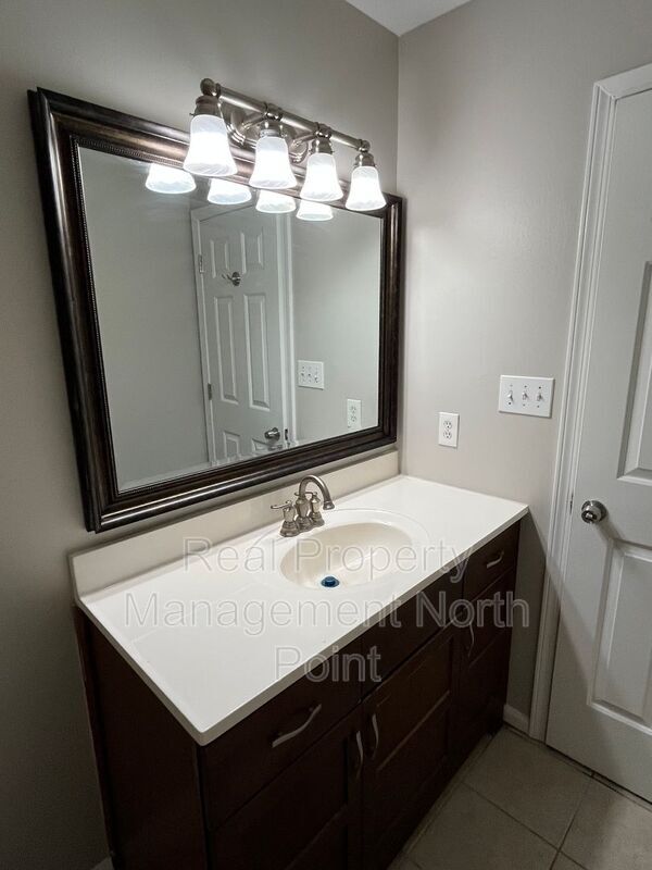 Building Photo - 585 Wedgewood Dr