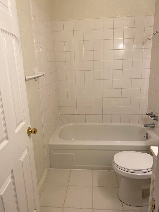 Building Photo - 2025 Benita Dr