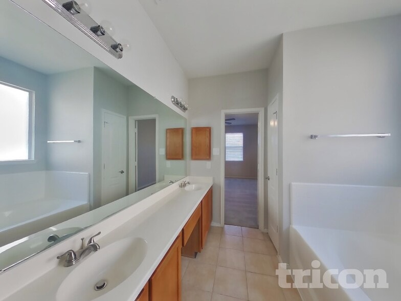 Building Photo - 2106 Rose May Dr