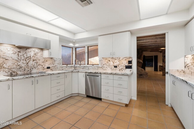 Building Photo - 6700 E Hawksnest Rd