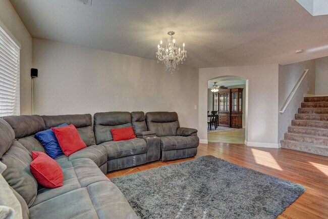 Building Photo - Beautiful remodeled home with pool!