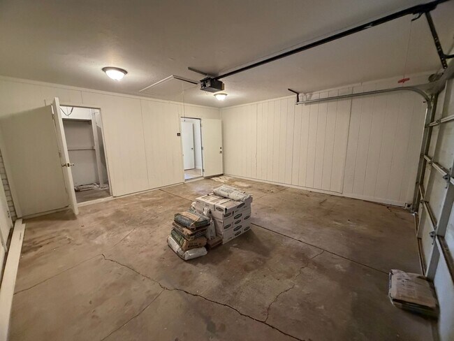 Building Photo - Extra large back lot at 43rd Ave & Cactus