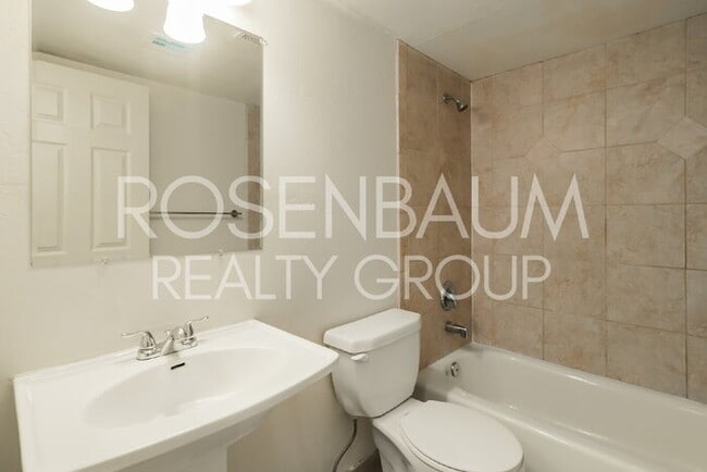 Building Photo - Spacious 1-bedroom, 1-bath downstairs apar...
