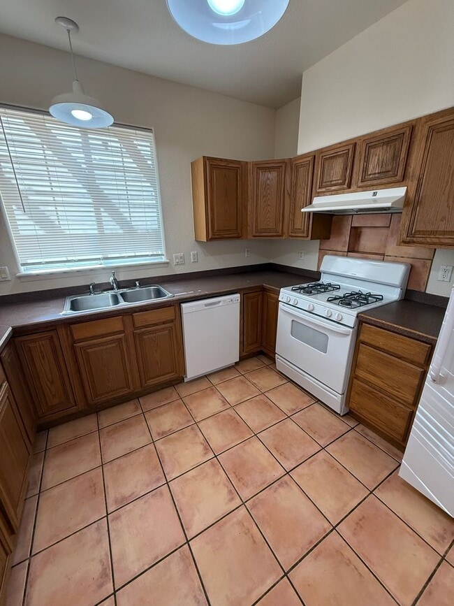 Building Photo - Beautiful 3 Bedroom/2.5 Bathroom Home Located off Roadrunner