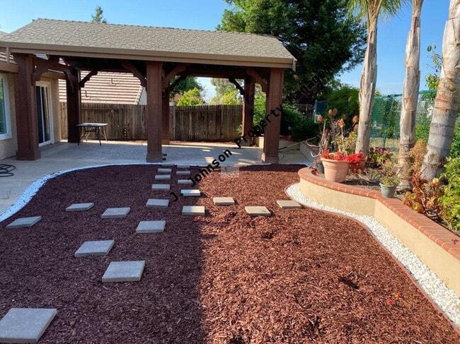 Building Photo - Beautiful 4 bed 2 bth home