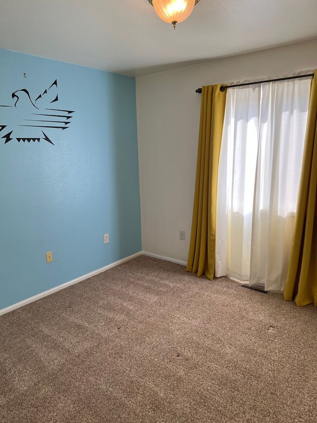 Building Photo - 3 BEDROOM, 2.5 BATHROOM TOWNHOME WITH 2 CA...