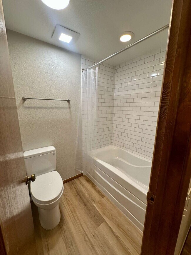 Building Photo - Don't Miss out on this 2 Bed +Loft Townhome in Northpark Available August 14th, 2026!