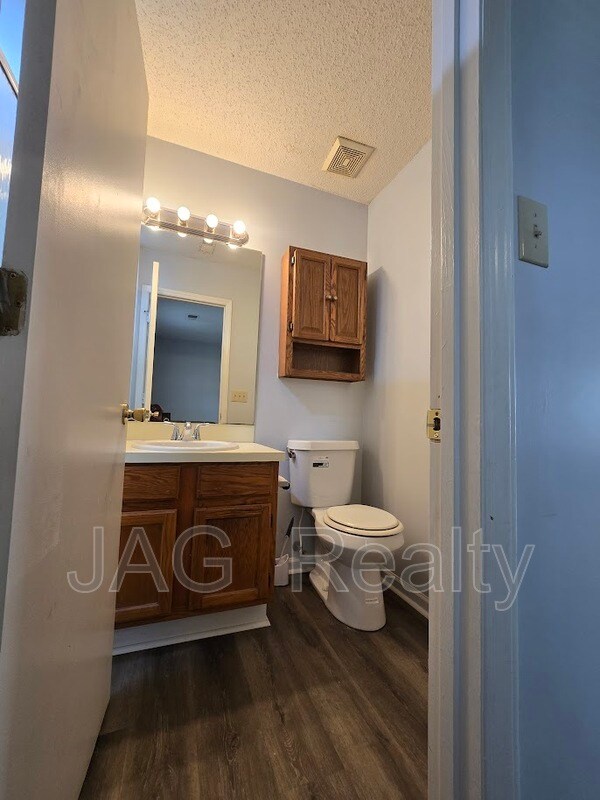 Building Photo - 3821 Rosedown Dr