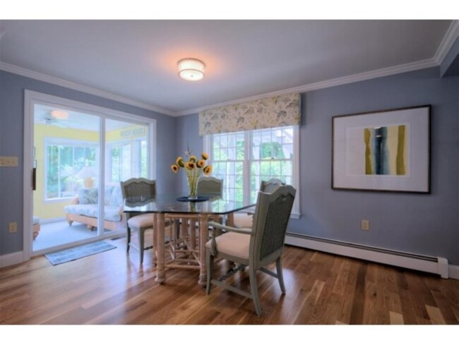 Large glass round table with comfortable chairs for dining - 8 Myrica Ave