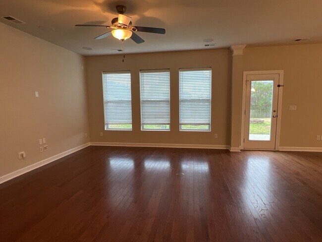 Building Photo - 579 Crossland Dr