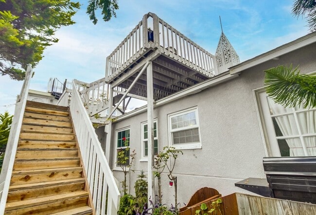 Building Photo - Price drop! Cozy Home Between Mission Beac...