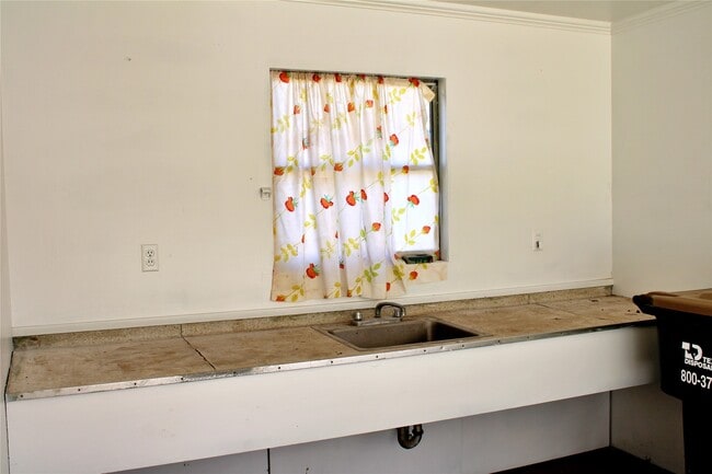 Building Photo - 218 Smith St