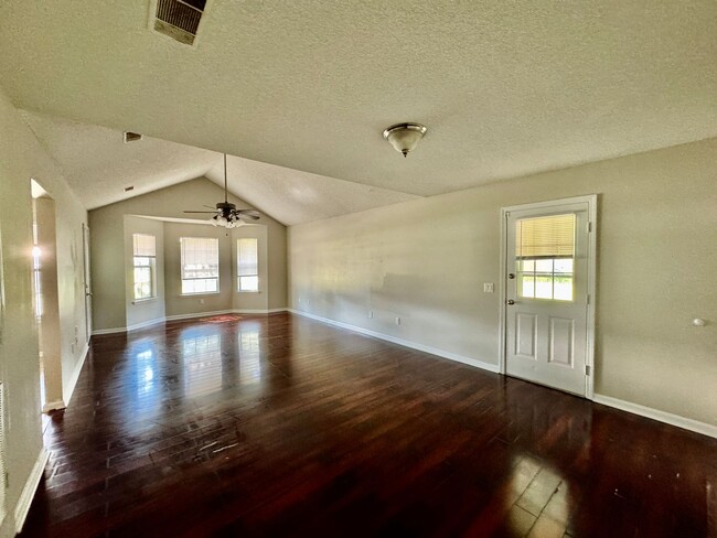 Building Photo - WINTER MOVE-IN SPECIAL: $500 OFF 1ST MONTH...