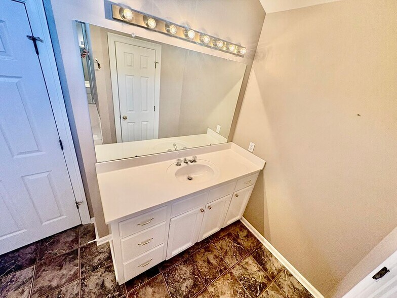 Building Photo - 11117 Gold Cup Ave