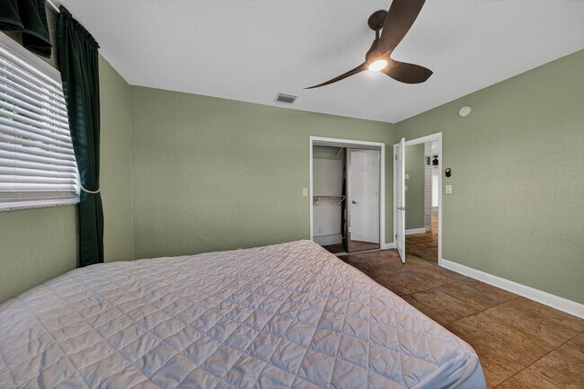 Building Photo - 2680 NE 24th St