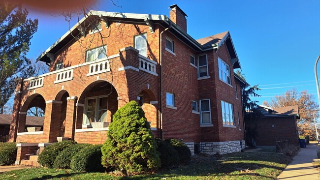 Building Photo - 5301 S Broadway