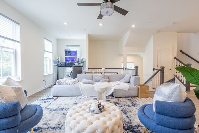 Building Photo - Stunning 3 BR/2 Full BA & 2 Half BA Townho...