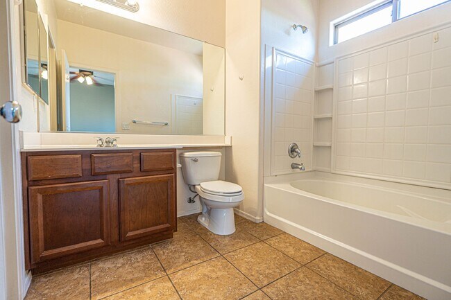 Building Photo - Move in READY! Perfect 3 bed/ 2 bath home ...