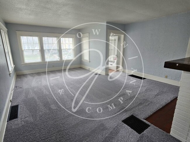Building Photo - Charming 2 Bed, 1 Bath lower duplex in Tol...