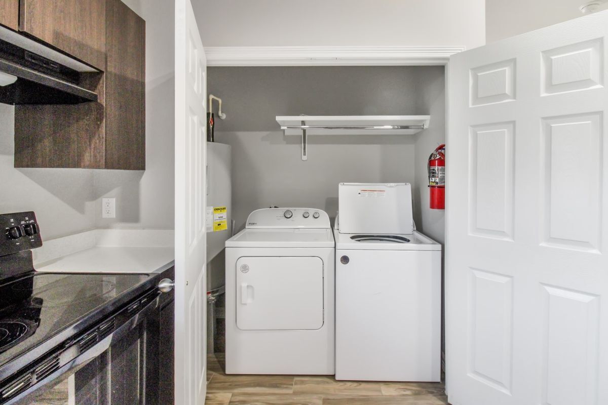 Building Photo - 904 W Mahala Ave