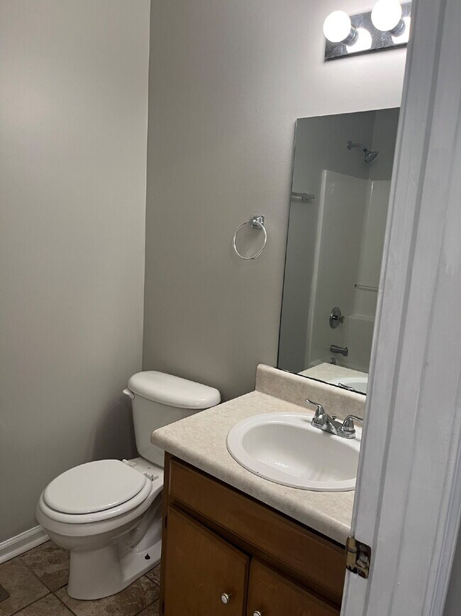 Building Photo - 805 Poplartree Ct