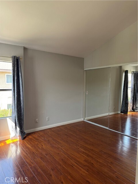 Building Photo - 996 W Huntington Dr