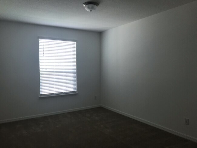 Building Photo - 6 bedroom with office downstairs 3 car gar...
