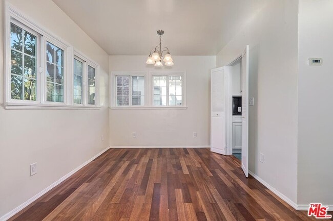 Building Photo - 406 Entrada Dr