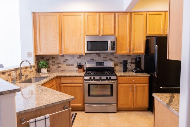 Building Photo - 2960 Newport Cir