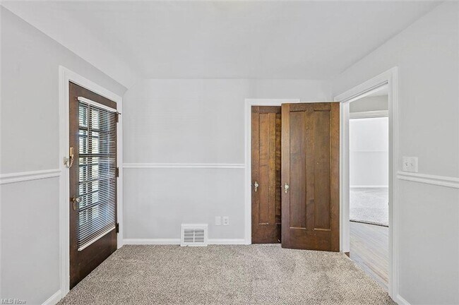 Building Photo - GORGEOUS Cleveland Hts Single Family - Ava...
