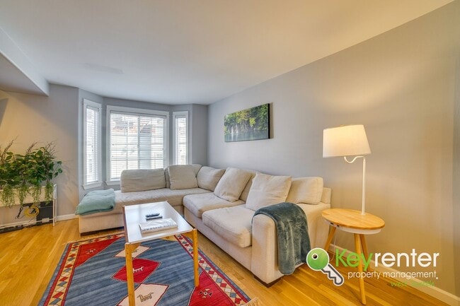 Building Photo - Beautifully Renovated 3 Bed Townhome in Prime North Seattle Location