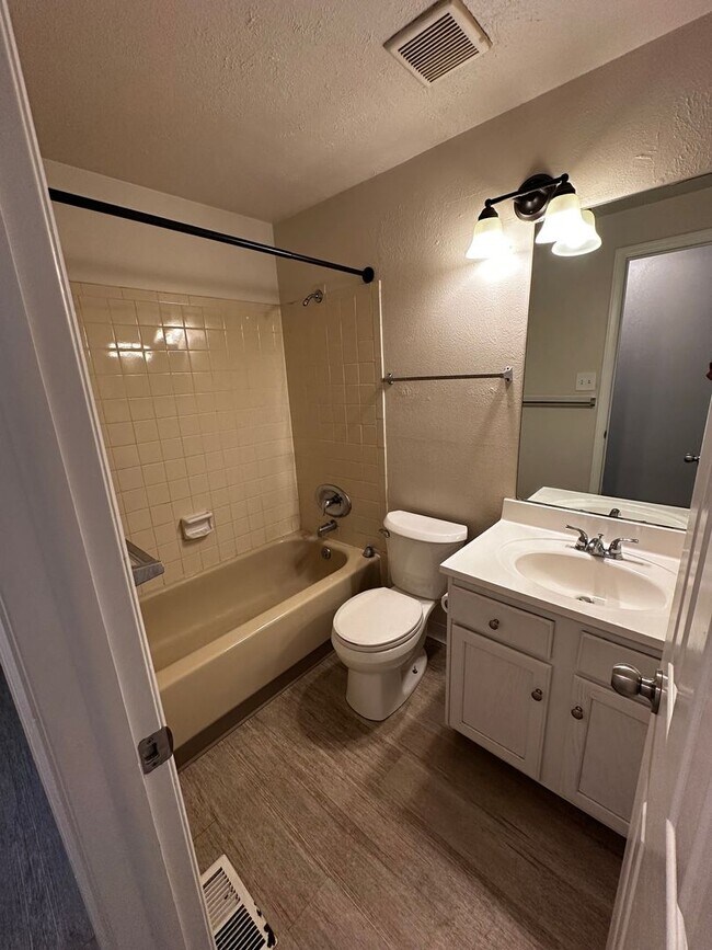 Building Photo - Spacious Updated Ranch Style Condo