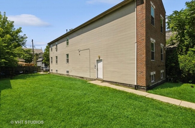 Building Photo - Spacious 4BR Duplex in Chicago