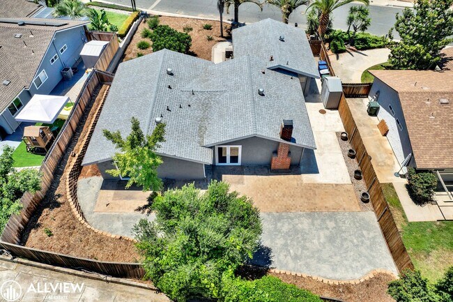Building Photo - Newly Remodeled 4-Bedroom Gem with Spaciou...