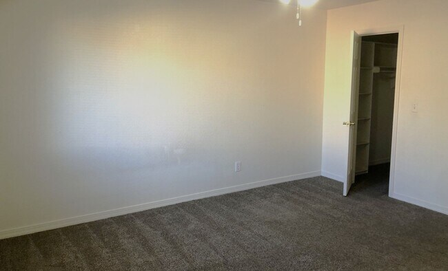 Building Photo - Centrally Located