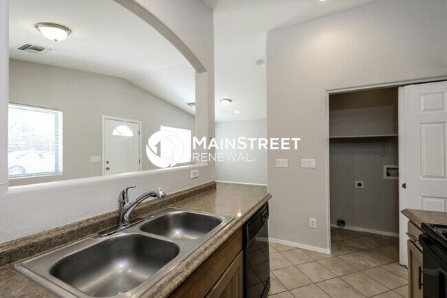 Building Photo - 3 Bedroom Pet-Friendly Home in Tucson, AZ ...