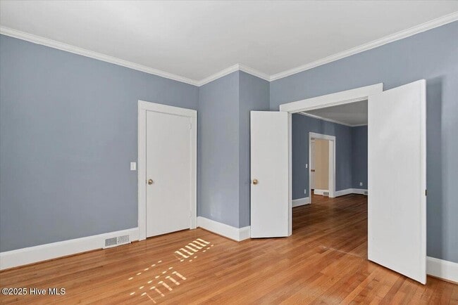 Building Photo - 300 Dogwood Ln