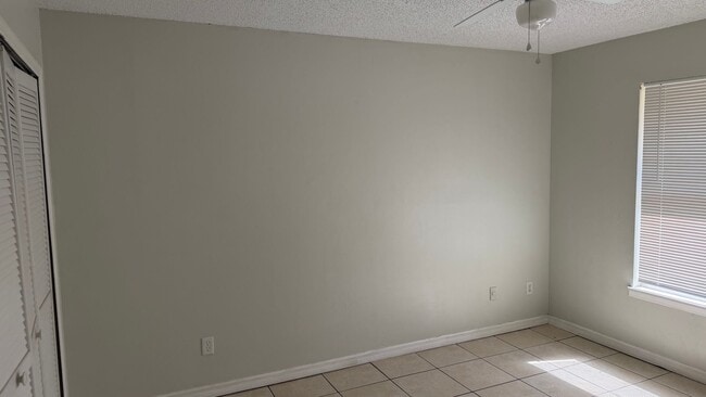 Building Photo - Two bedroom one bathroom, one car garage