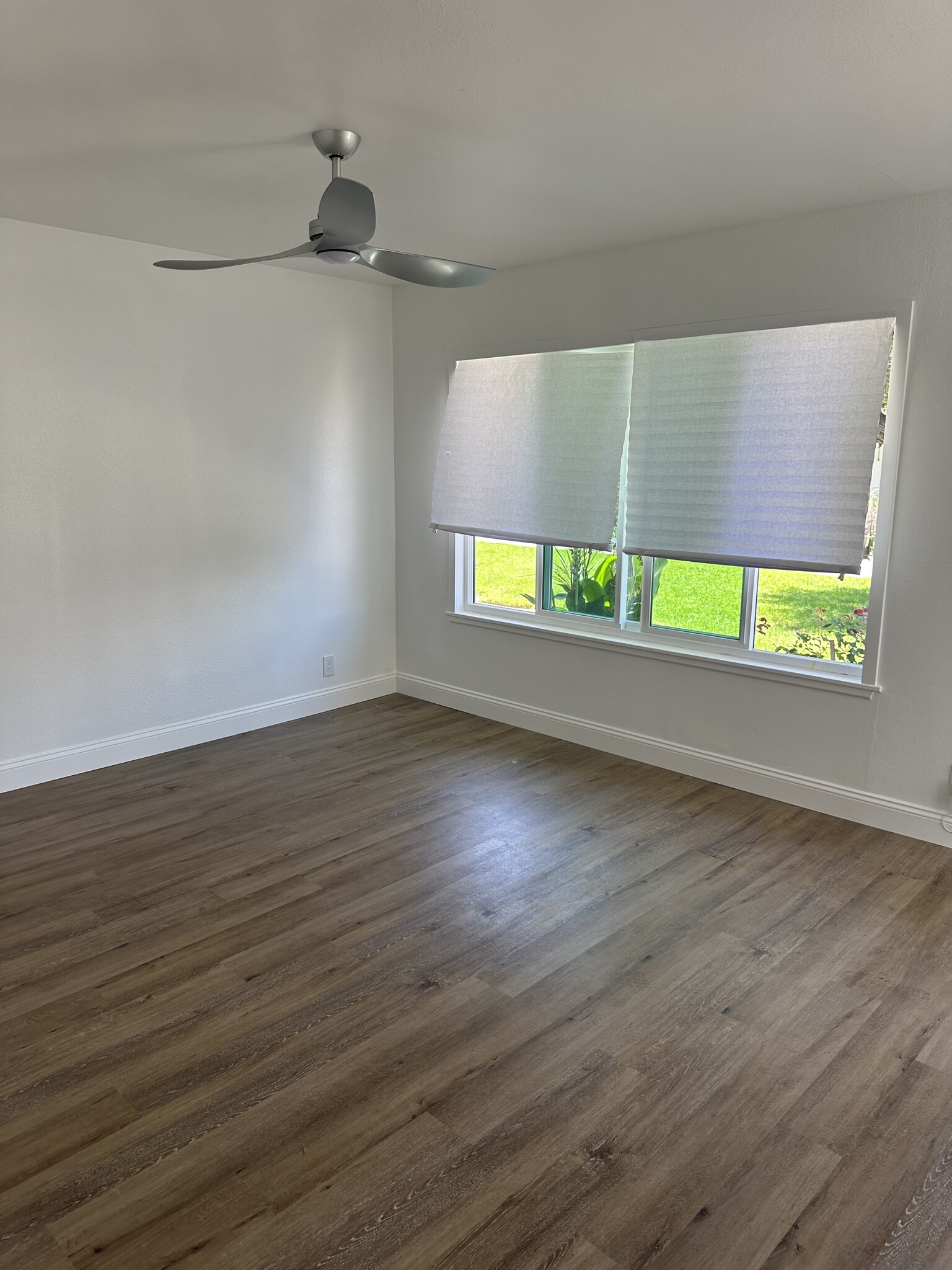 Bright and light living room - 10152 Ascot Cir