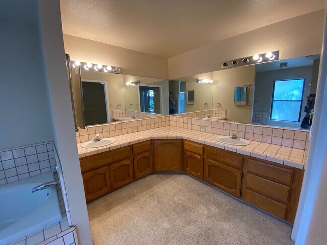 Building Photo - North West Fresno Home, 3BR/2BA, 1878sf, B...