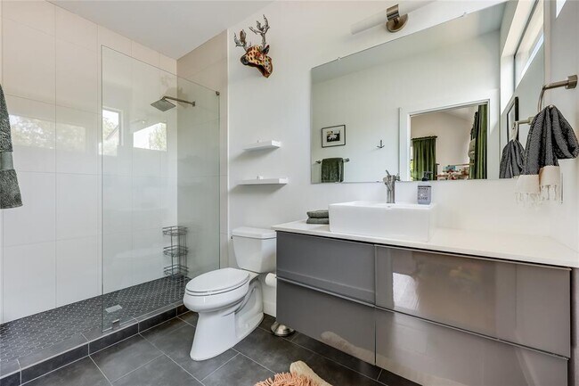 Building Photo - 2709 E 14th St