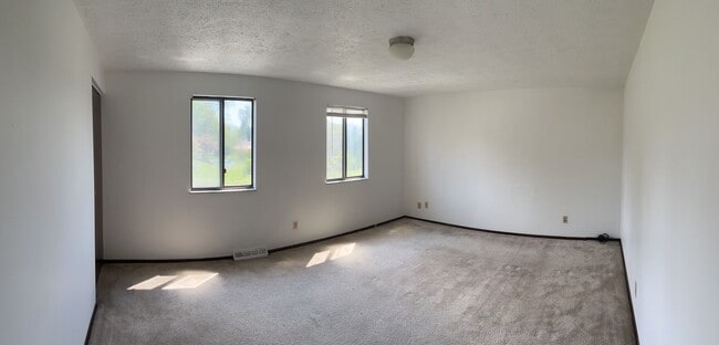 Building Photo - 2 Bedroom 1 Bathroom Townhouse in Shaler Area School District