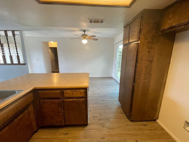 Building Photo - 0484