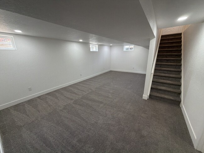 Building Photo - 250 N 11th Ct